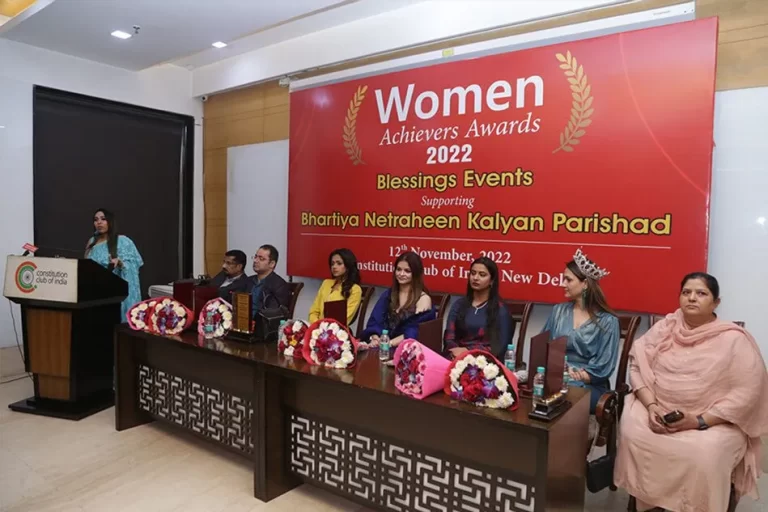 komal nirula in women achiever award