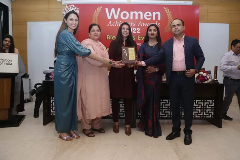 komal nirula in women achiever award