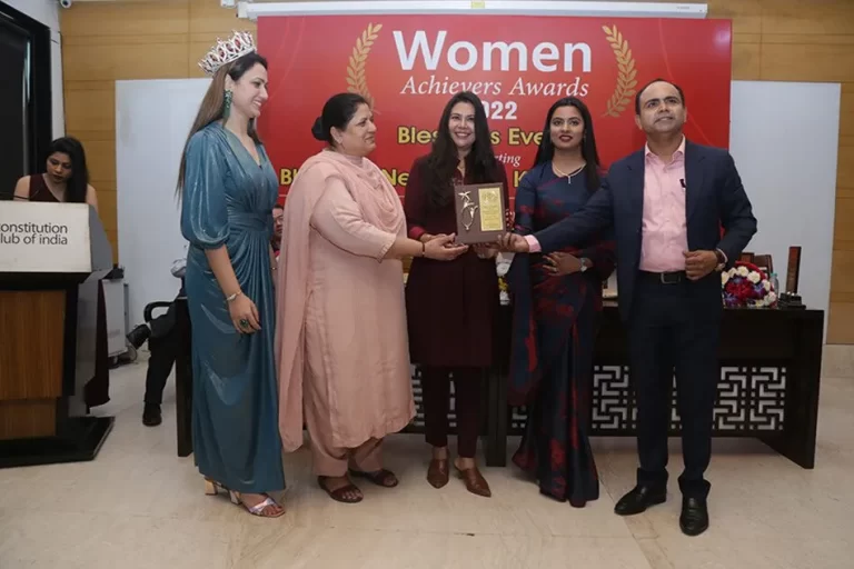komal nirula in women achiever award