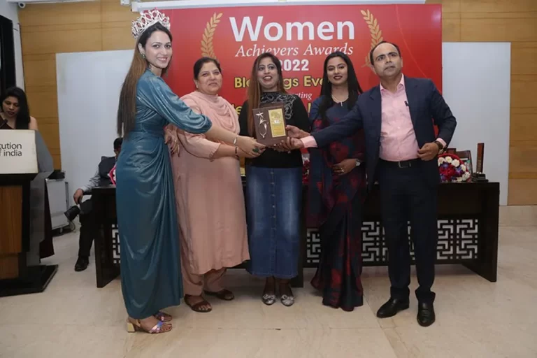 komal nirula in women achiever award