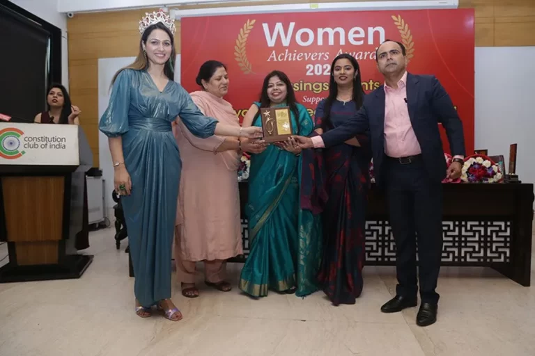 komal nirula in women achiever award