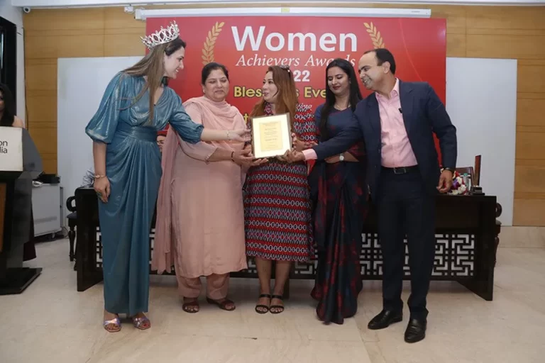 komal nirula in women achiever award