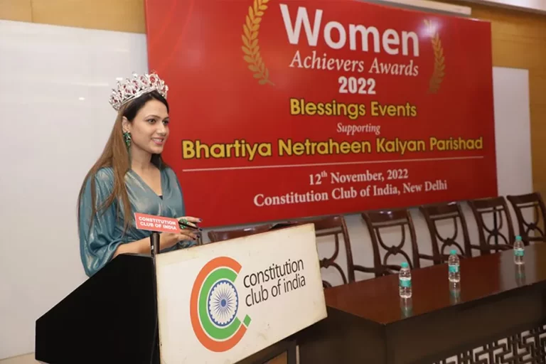 komal nirula in women achiever award