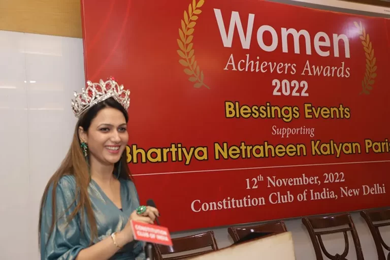 komal nirula in women achiever award