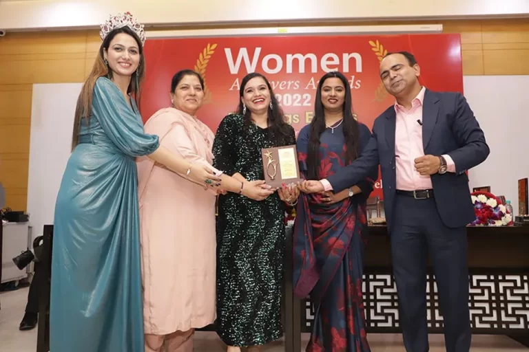 komal nirula in women achiever award